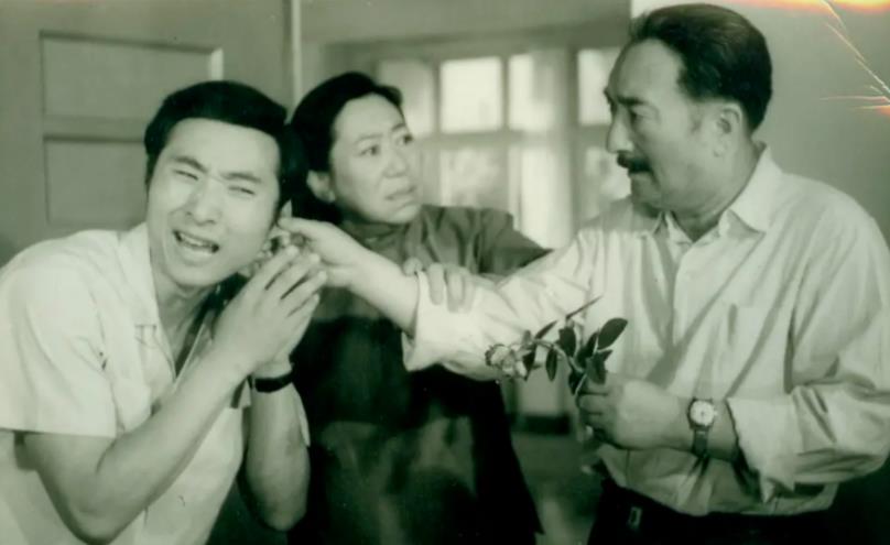 春晚|困在春晚小品笑与不笑的尴尬中，人们开始怀念陈佩斯