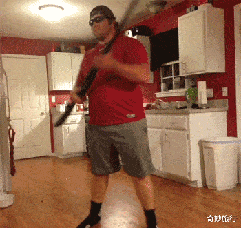 |坐地铁碰到最美阿姨,偷瞄被她发现了,该怎么办?