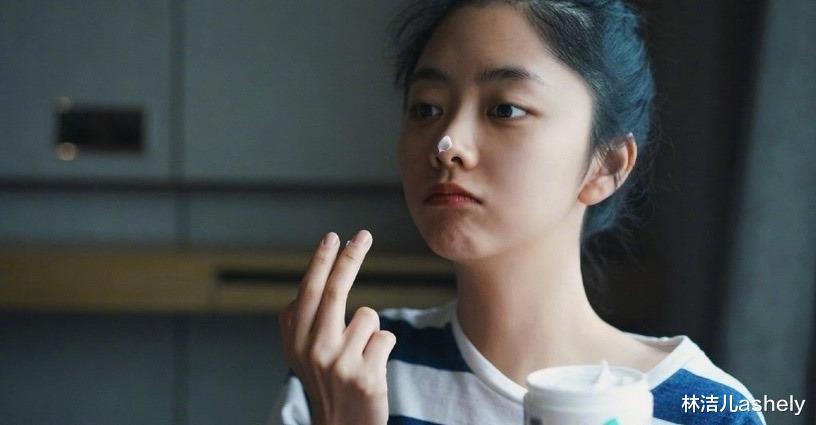 被谭松韵的“素颜杀”惊艳到了，怼脸拍皮肤太好，她真不是大学生吗？