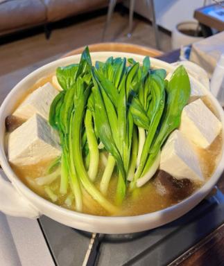 陈奕迅|陈奕迅妻女近照曝光,打鼻环染发超时尚,趴地挖菜被夸接地气