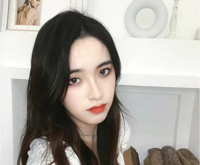 |24岁女星吃宵夜遇骚扰！遭中年大叔强行敬酒，还被骂连小姐都不如