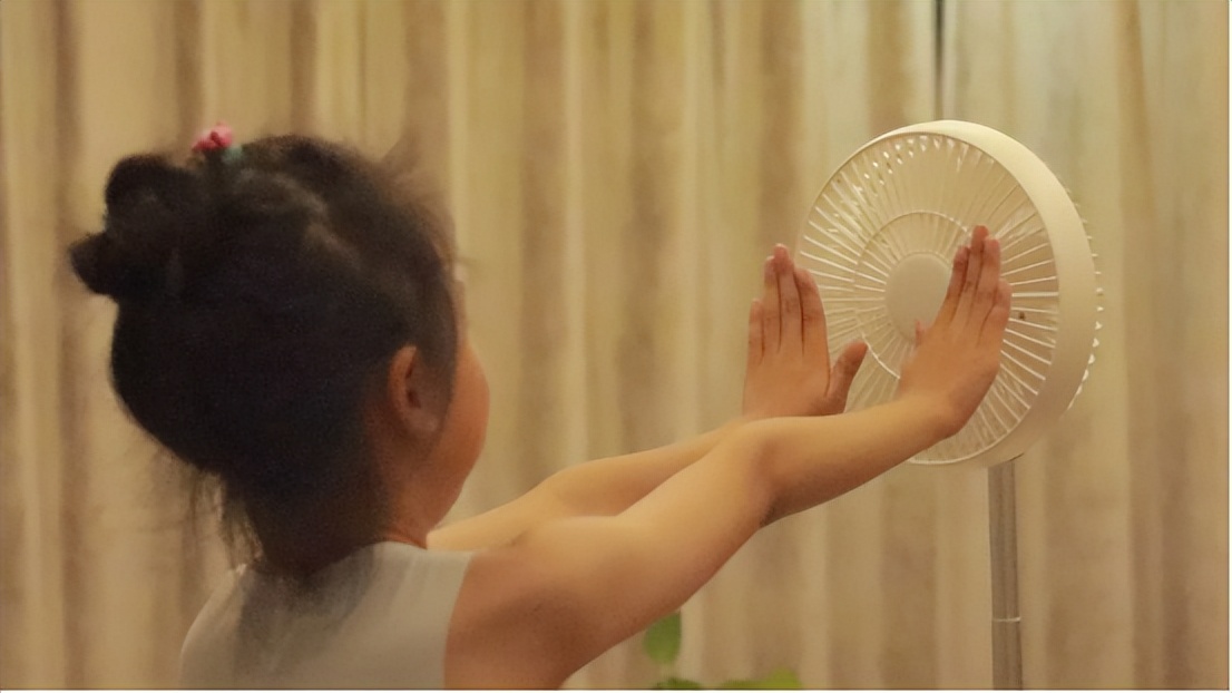 吊扇落地扇桌面扇一扇满足，还自带照明灯，这样的设计真舒坦