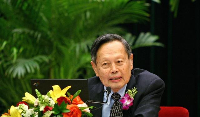 伟大的物理学家“杨振宁”，为何却被骂滚出中国？到底怎么了？