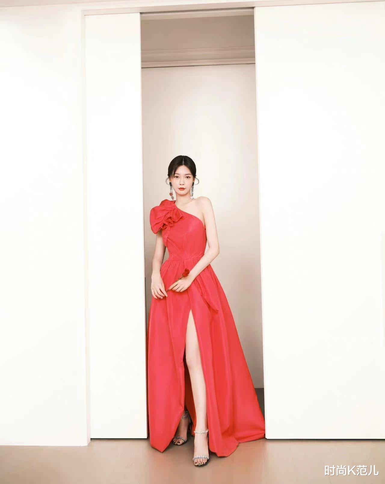 关晓彤|沈梦辰主持元宵喜乐会，穿一条红色斜肩开叉裙，优雅又出众！