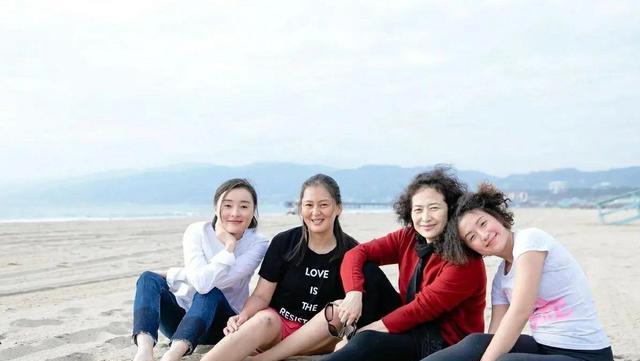 吴越|50岁吴越跟朋友合影,四人之中就属她最年轻漂亮,看上去像两代人