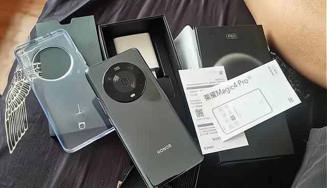 四曲屏幕+100倍变焦+IP68防水,仅4589元,荣耀顶级旗舰降价来袭