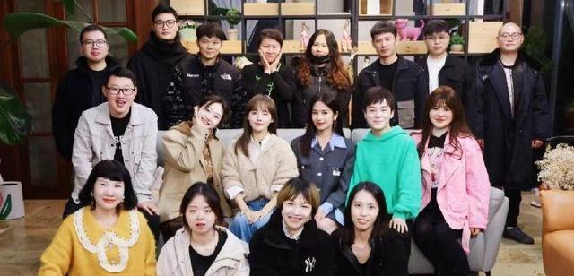 张嘉倪|张嘉倪劈腿风波后首露面，合照表情严肃耐人寻味