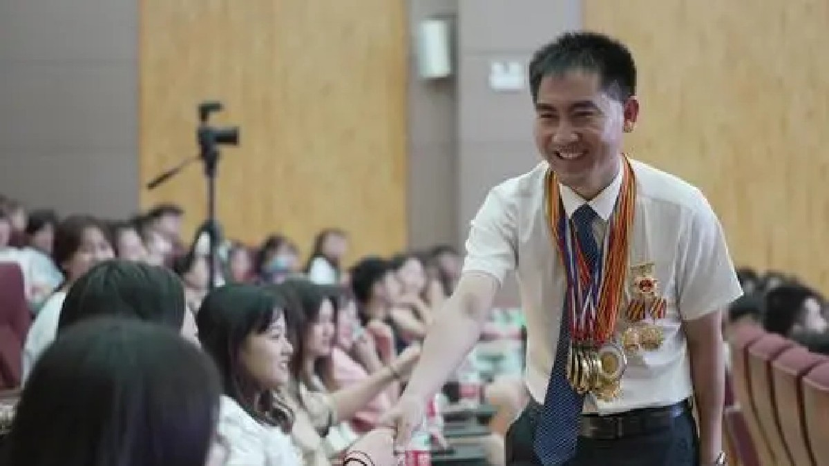 刘秀祥|2009年，刘秀祥千里背“疯娘”上大学，如今他的工作令人自豪