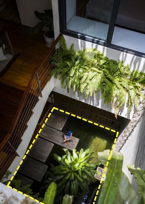 别墅天井下挖鱼池，铺一层玻璃，走上面如履平地，安全不耽误观赏