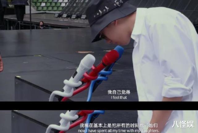 张杰|张杰牵双胞胎女儿遛弯，跳俏姐妹将脑袋藏爸爸衣服里，俏皮可爱