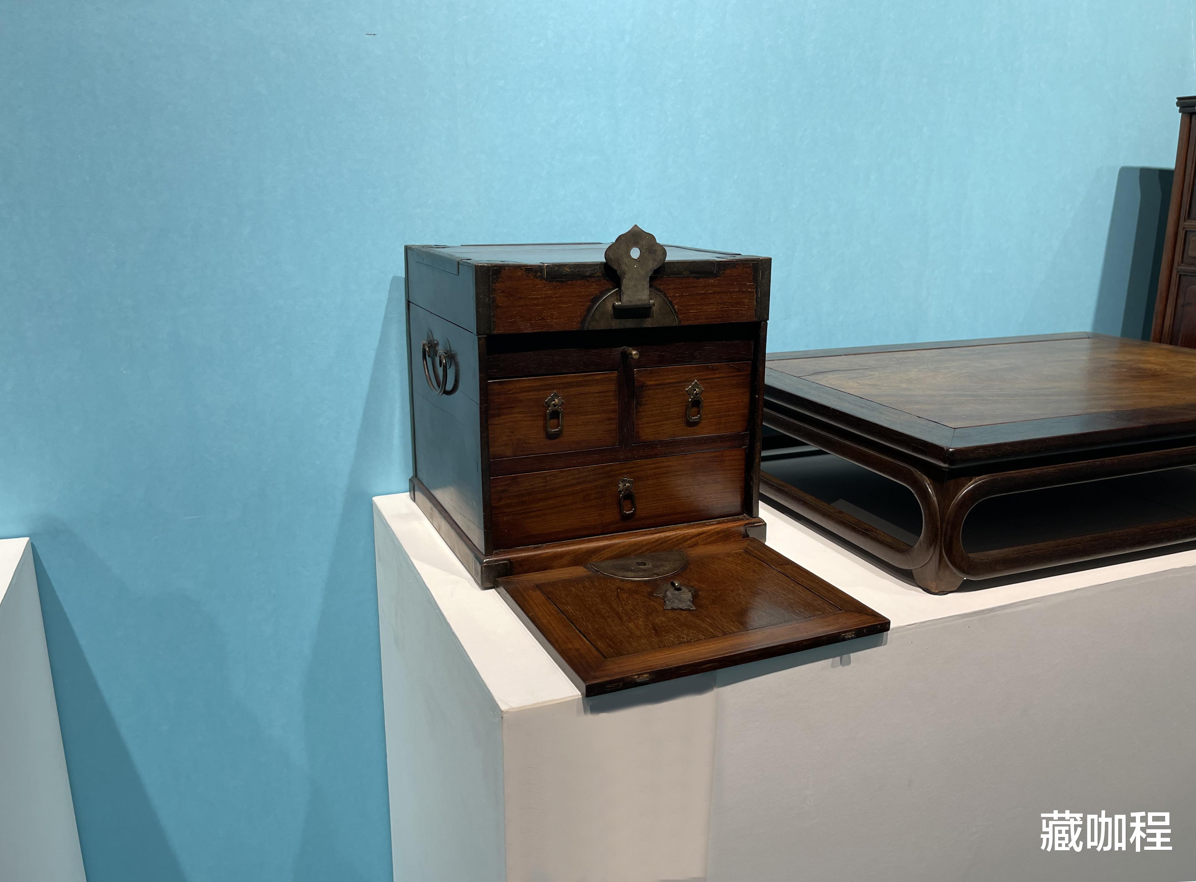 |插门背后三具抽屉,黄花梨方官皮箱9.2万成交