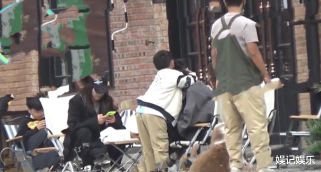 陈思诚|佟丽娅跟陈思诚带娃出游，贴心给前夫整理衣服，朵朵拥抱爸妈超暖