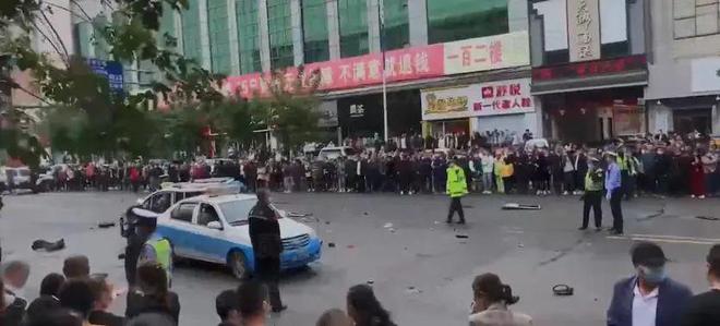 奥迪女驾车冲撞人群:身份被扒,更多细节被爆,诡异的一幕发生了