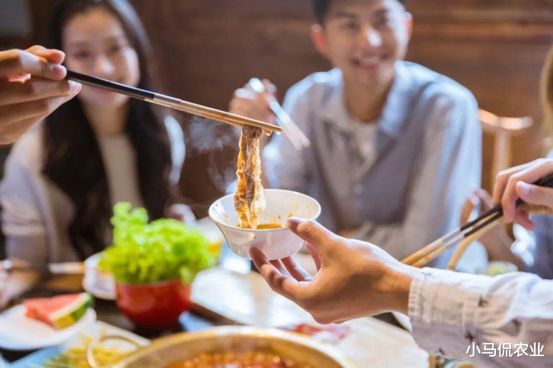 外国小哥收一次性筷子年赚百万,清洗干净注入树脂变家具,不简单