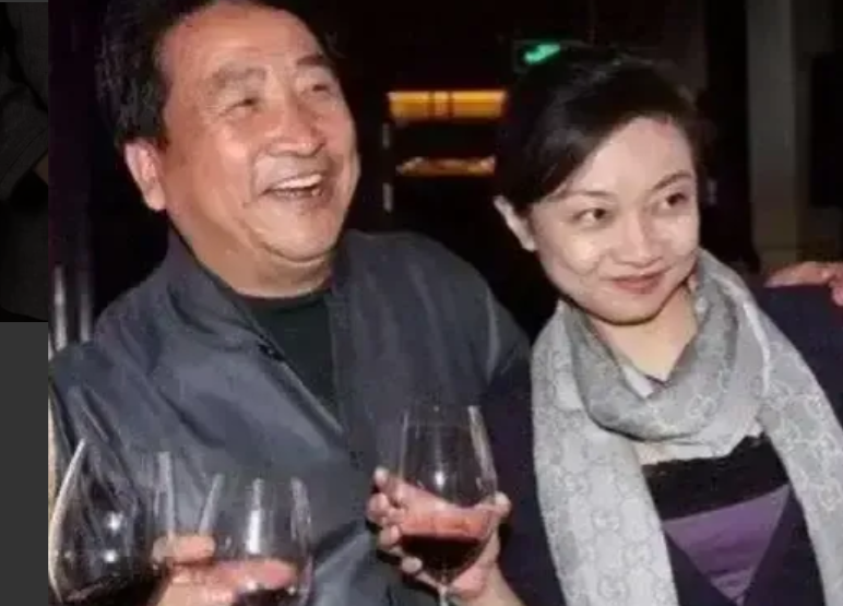 姜昆|姜昆独生女儿姜珊今年43岁了，长相完全复制粘贴