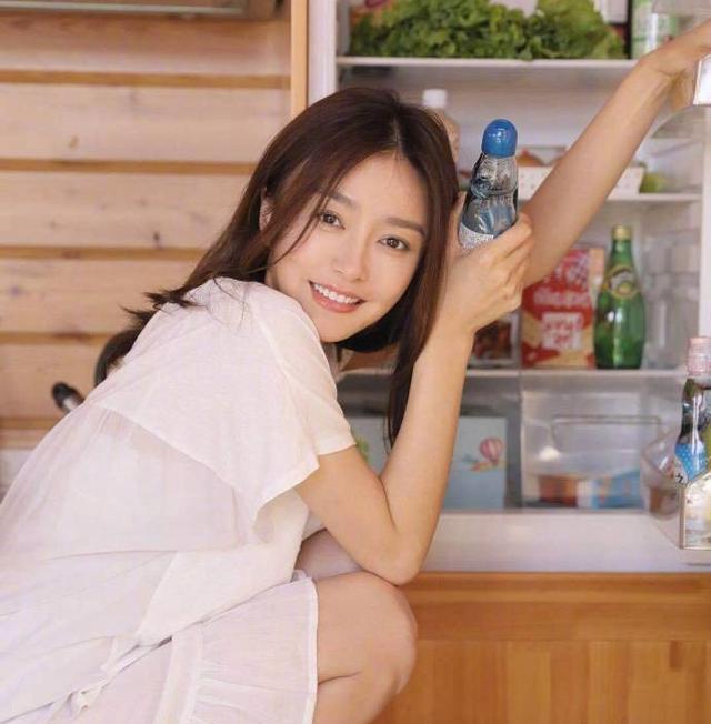 秦岚|秦岚穿睡衣拍写真，用“瓶子”当道具引起热议，评论区污言秽语