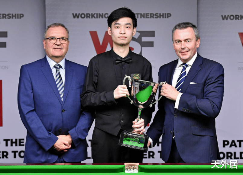00后|赢了！中国19岁斯诺克小将手捧冠军奖杯，2大00后一夜同时崛起