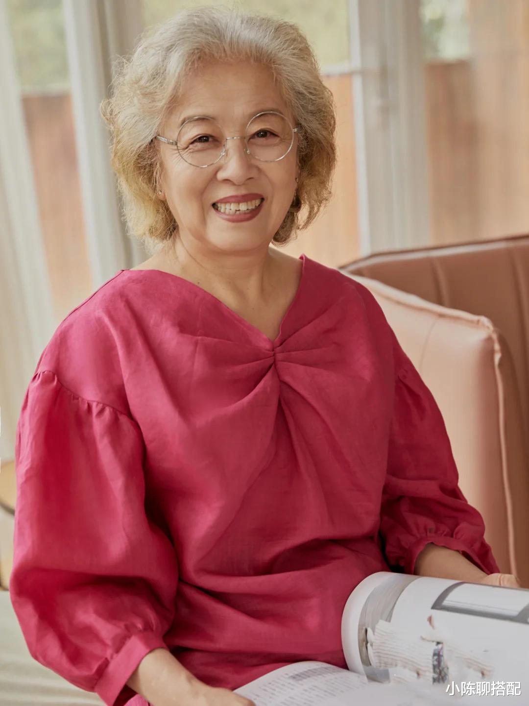 发型 60+的女人，今年流行白发“不染”，这几款白发造型，时髦又洋气