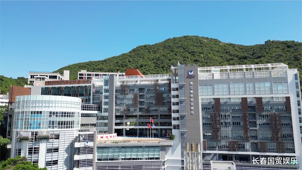 柯尔斯蒂·艾利|刘德华低调现身女儿学校，网友搜校徽曝光学校，人才辈出学费天价