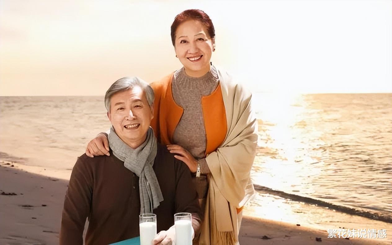 79岁大爷聘请43岁女保姆,大爷哭诉:免费服务我也不要,太窝火了