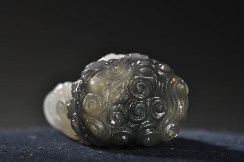 |和田玉青花籽料童子雕件