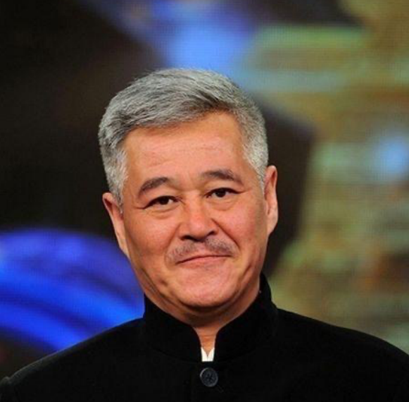 赵本山|赵本山哭了！女儿不听劝告执意与男友同居备孕，老赵该何去何从？