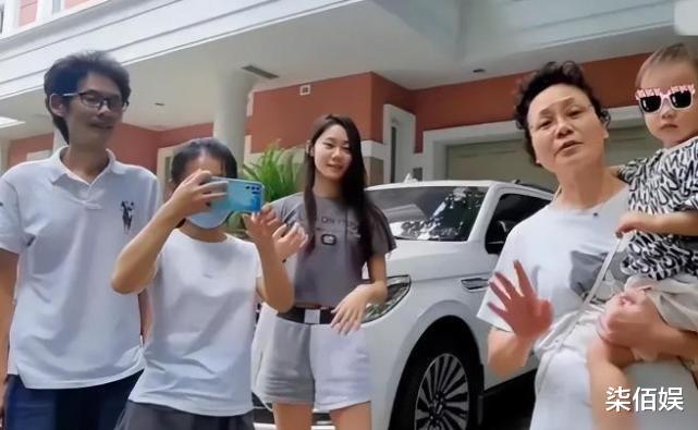 苗苗|郑恺陪岳父母过元宵节,和苗苗大秀恩爱,小姨子超有眼力见帮带娃