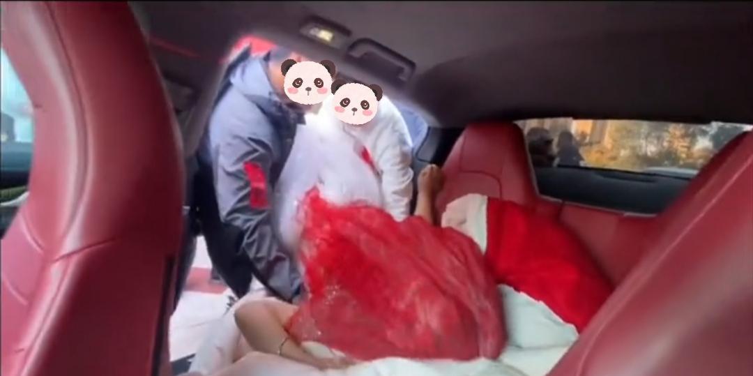 因为下车礼太少,新娘死活不肯下车,被新郎和伴郎硬拽下来