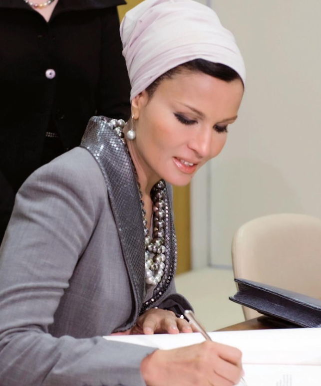 金建希|63岁莫扎太后,新照诠释了美人在骨不在皮!50岁金建希根本比不上