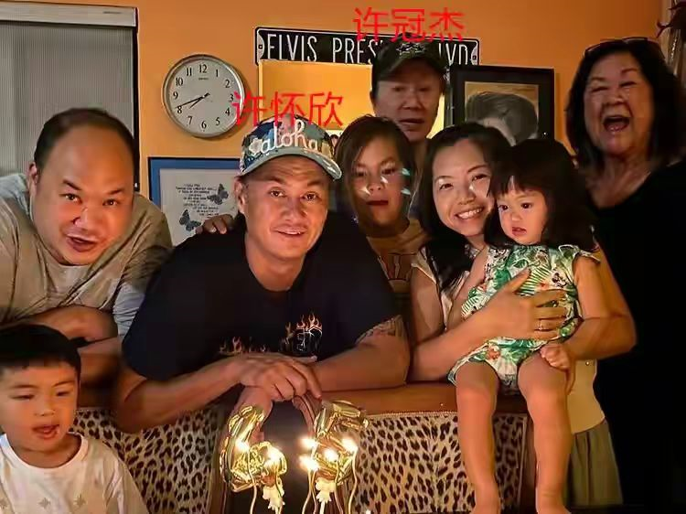 许冠杰|歌王许冠杰一家六口现身，混血妻子身材发福，双胞胎孙子似外国人