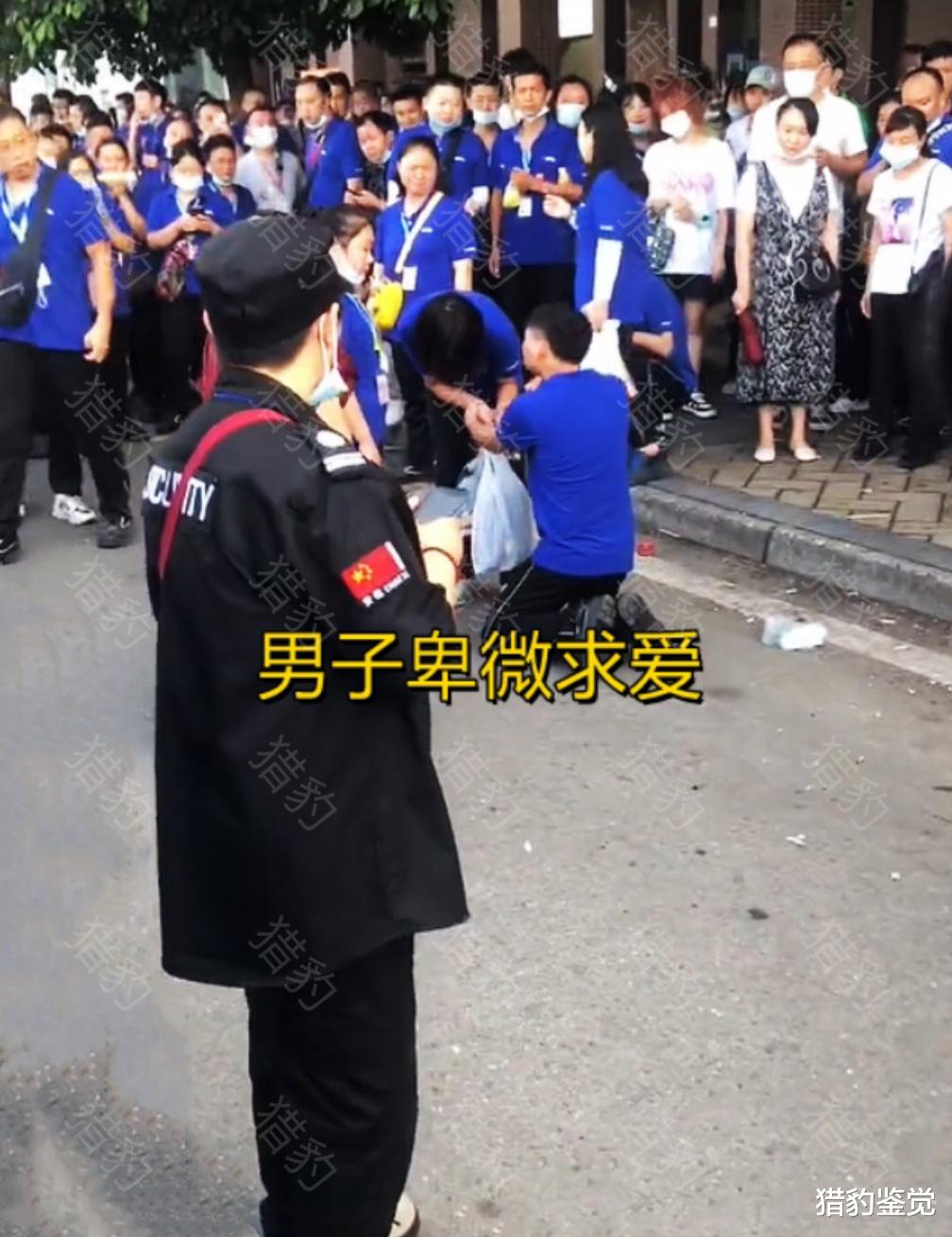 四川:工厂小伙跪地求爱引轰动,拉住女孩不让走,卑微的让人心疼