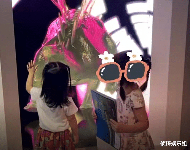 方媛|郭富城妻女看恐龙展，C宝和妹妹暴风抽高，母女仨手牵手超有爱