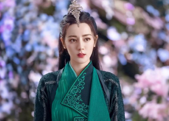 杨紫|电视剧《与君初相识》,热巴男装造型还挺英气的,不难看