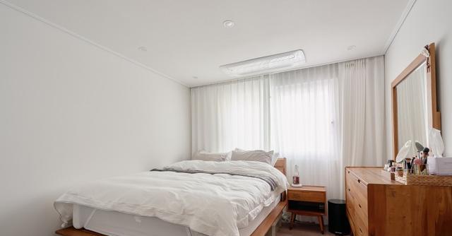 300自建房,挑高客厅全屋白色显极简,天井院子相当舒适!