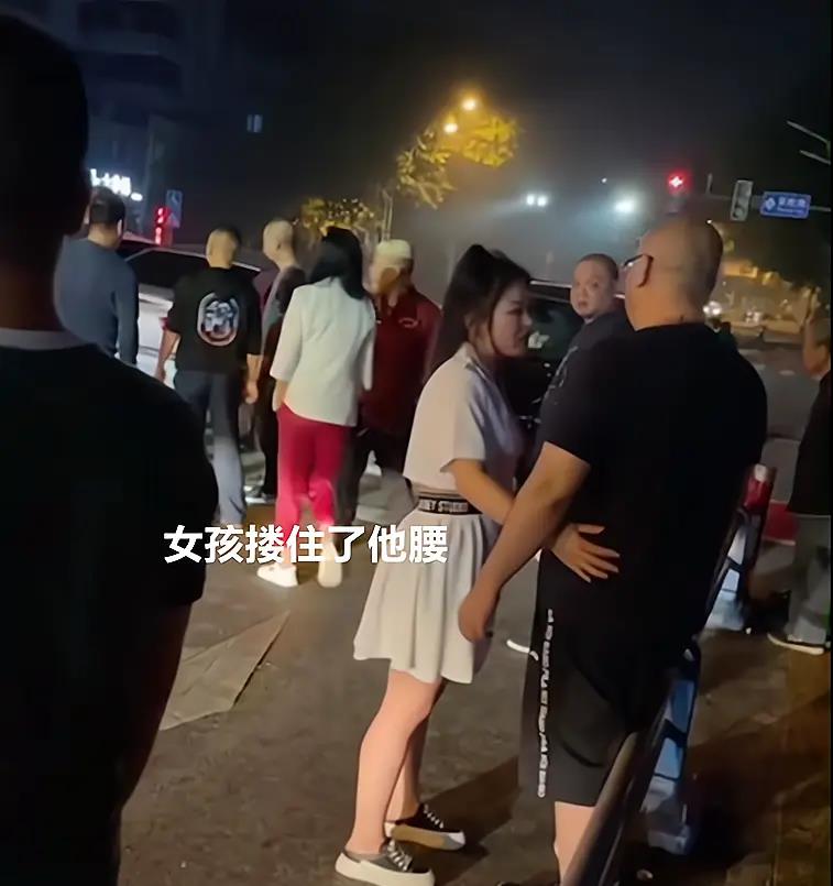 纪实:女子开车追尾宝马,下车后搂着大哥撒娇:私下里什么都好说