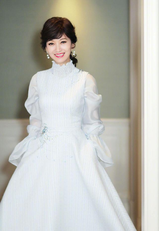 赵雅芝|赵雅芝的3个儿子，个个让她骄傲！