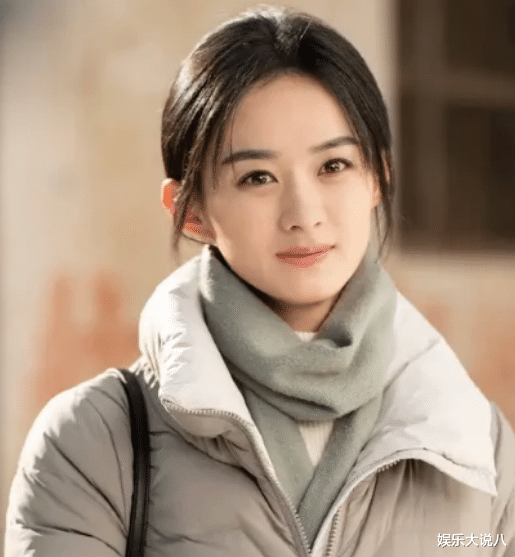 赵丽颖|赵丽颖新剧路透好飒，长发披肩穿长衫肤白貌美，手持长枪随风而动太帅了