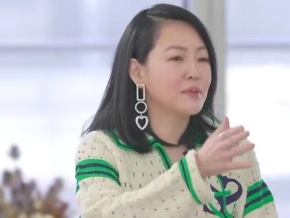 小S|小s怎么胖成这样了！脸又白又胖眼睛快睁不开，网友：一胖毁所有