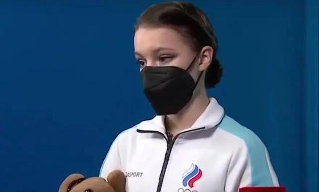 莎莎|千金莎莎合影显尴尬！两个人间隔一大段距离，千金的表情耐人寻味