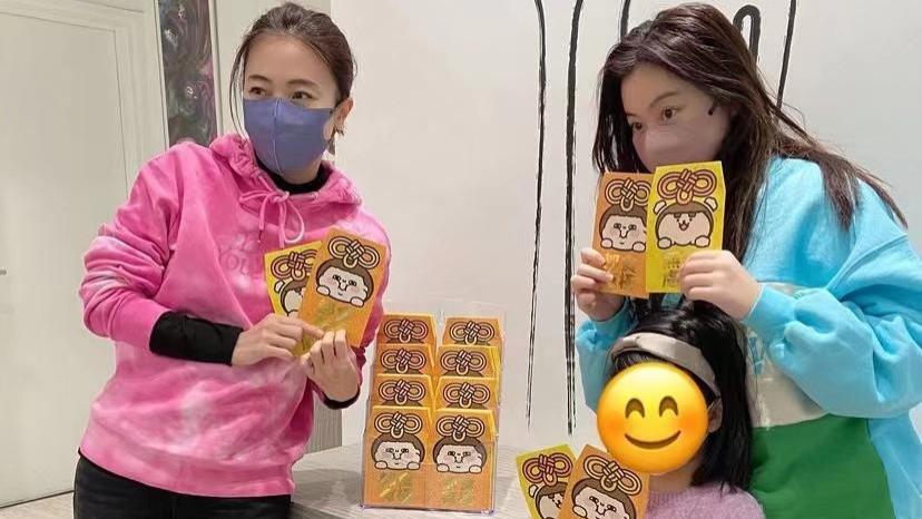 满江红|甘比带俩女儿做义工，15岁刘秀桦双手鞠躬发红包，被网友赞有教养