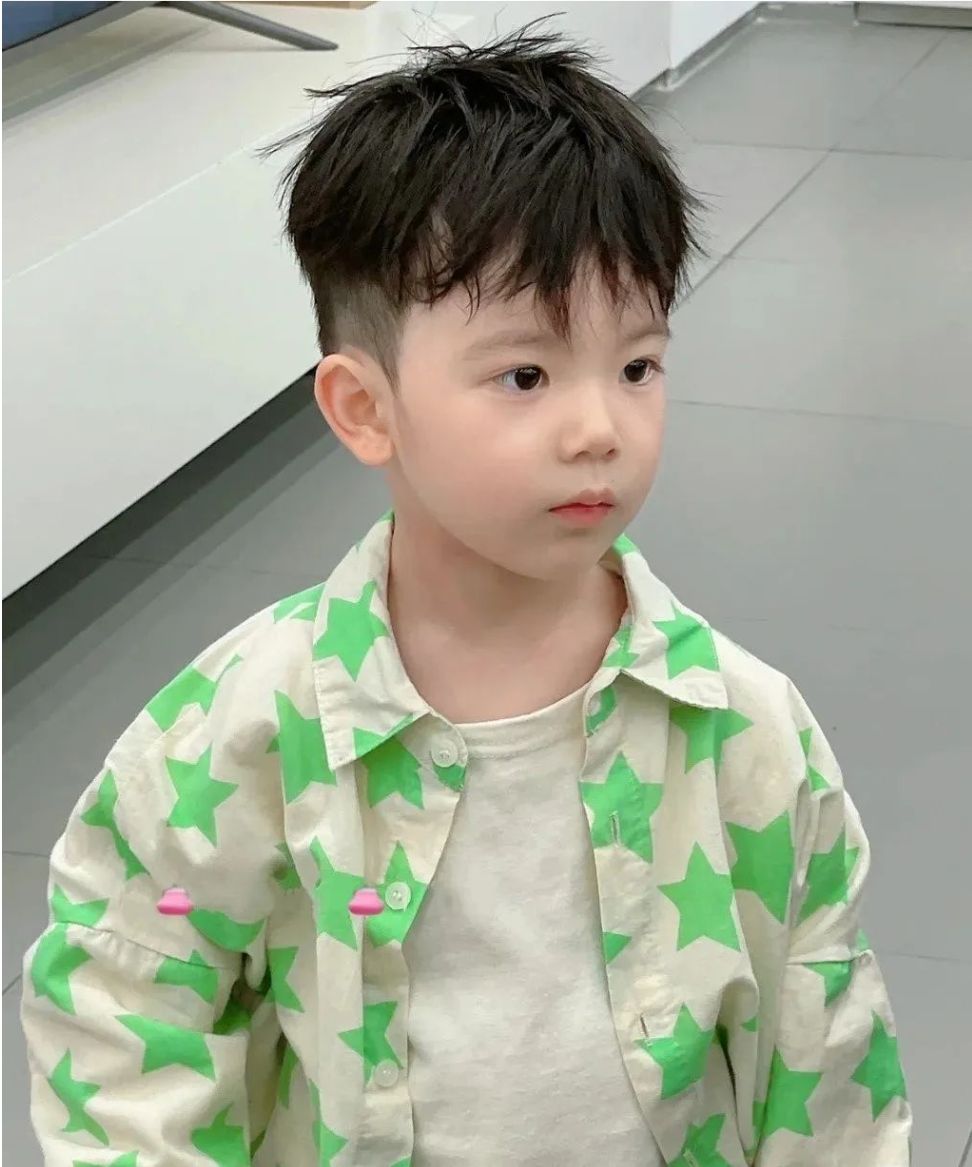 小男孩发型14款，很火很帅气，这个夏天你儿子值得拥有