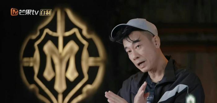 陈小春|陈小春对X-leader溢出屏幕的狂热！应采儿吐槽：大合照都要比X