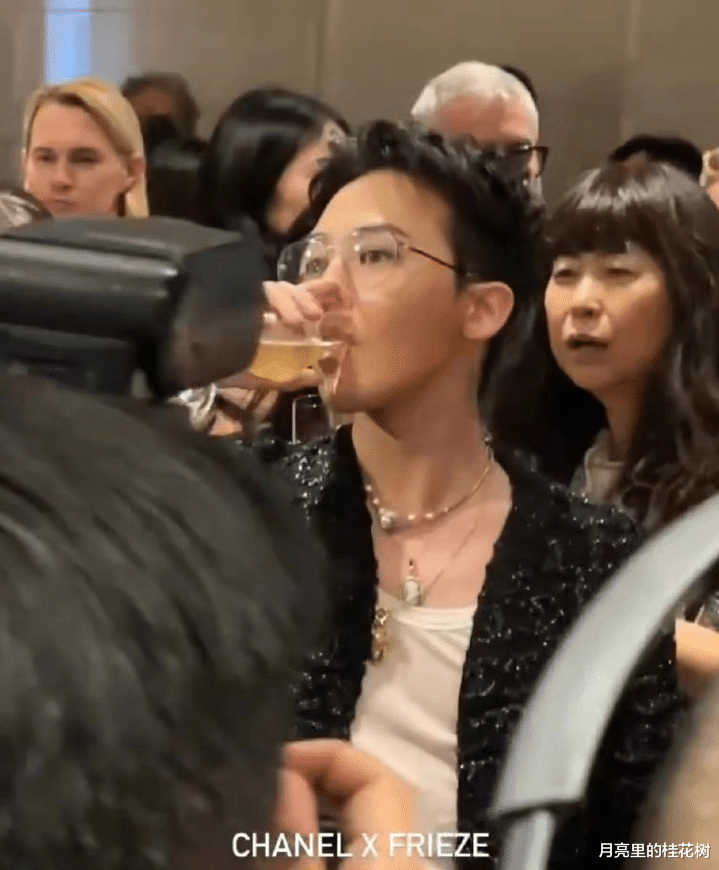 权志龙 权志龙参加香奈儿活动，短发眼镜造型，网友：贵公子既视感