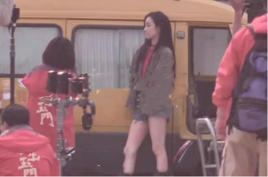 白宇|倪妮一改往日穿衣风格，下衣失踪大秀美腿，腿部不完美却备受称赞