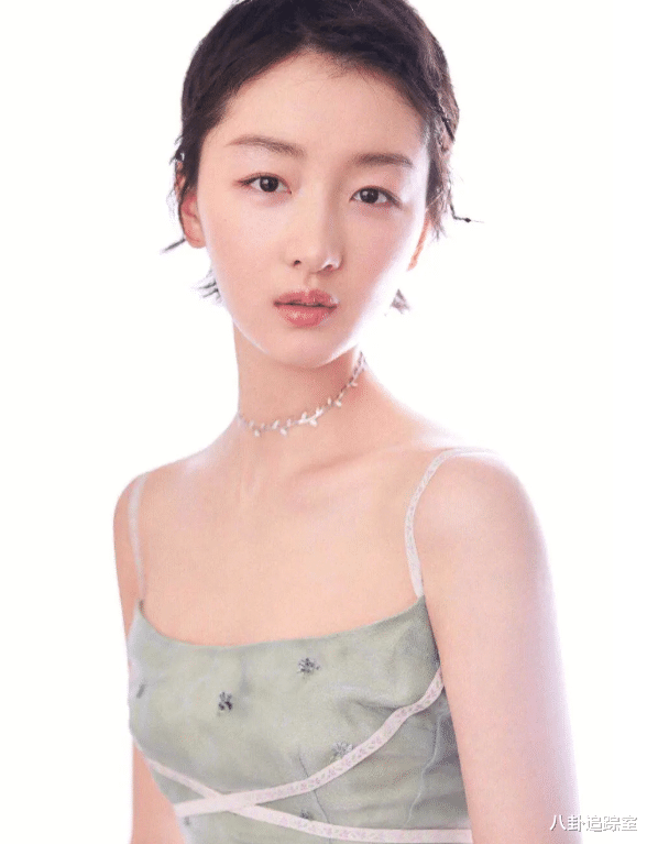 周冬雨|曝刘昊然准备买婚房!周冬雨心情大好,素颜与多位男性朋友聚会