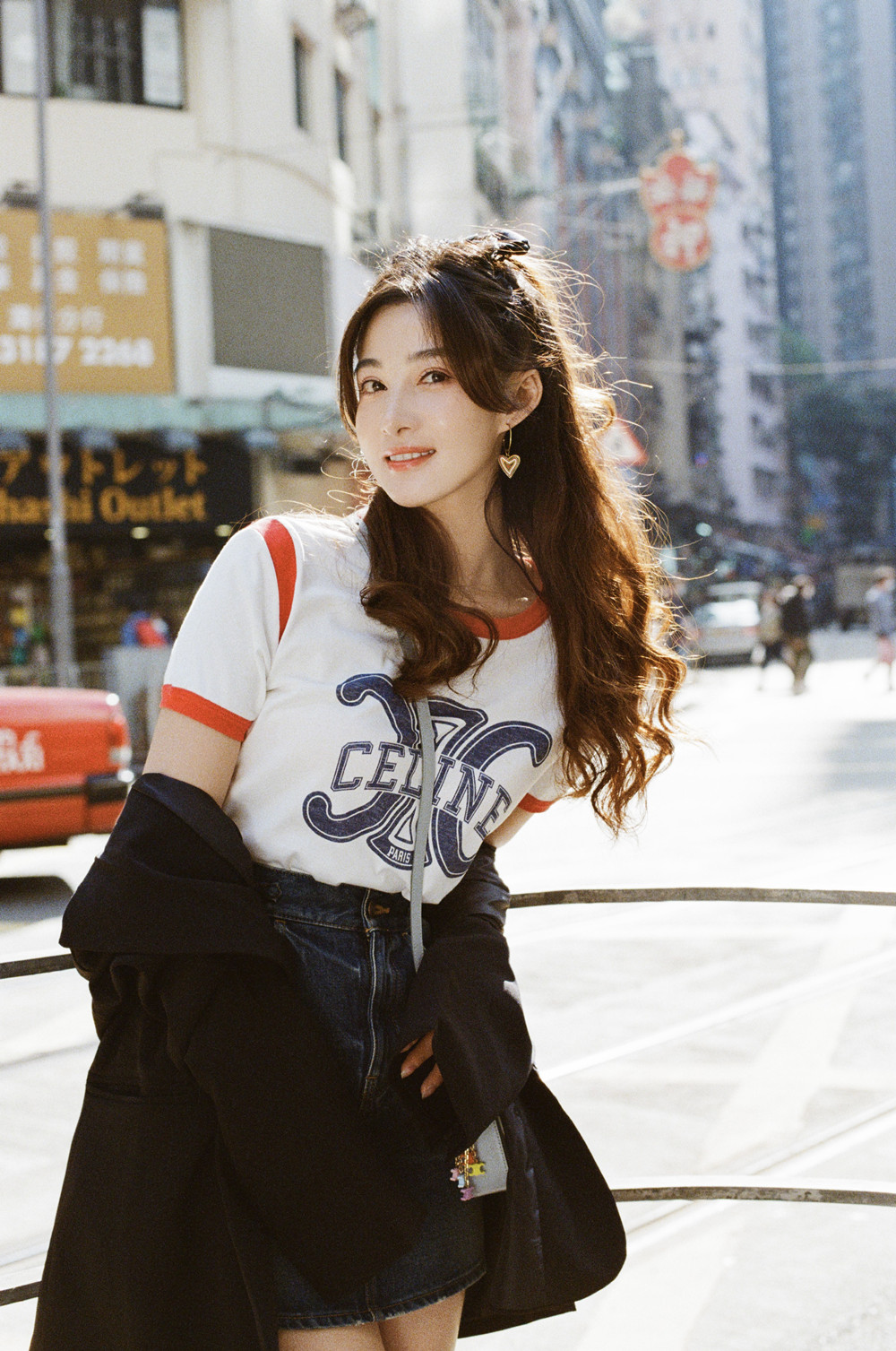 孙嘉璐|新晋小花孙嘉璐晒小年夜大片，雪糕吃掉一半，咬唇小动作超可爱