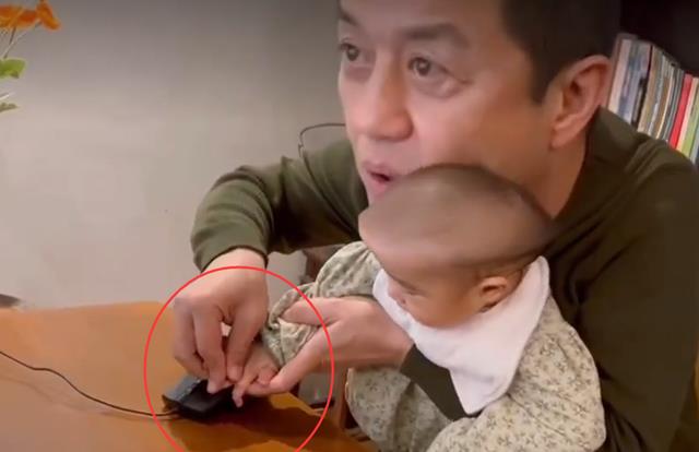 李亚鹏|李亚鹏抱着小女儿下五子棋,海哈金喜跟拍,李嫣回国没跟继母住