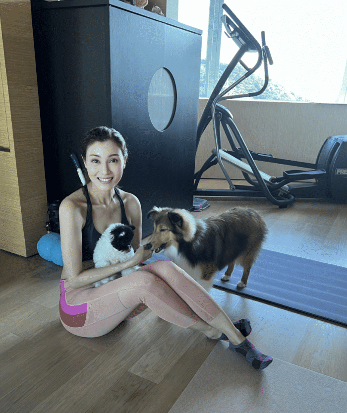 李嘉欣|52岁李嘉欣秀健身背影照,白滑美背十分抢镜,身材傲人无多余赘肉