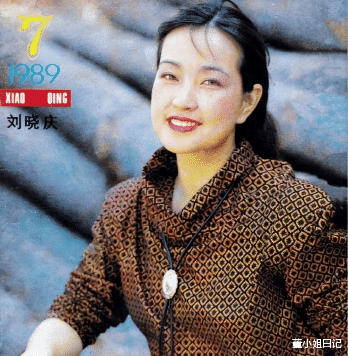 刘晓庆|30年前的刘晓庆好潮流，黑白横纹连衣裙，简直就是原生态美女