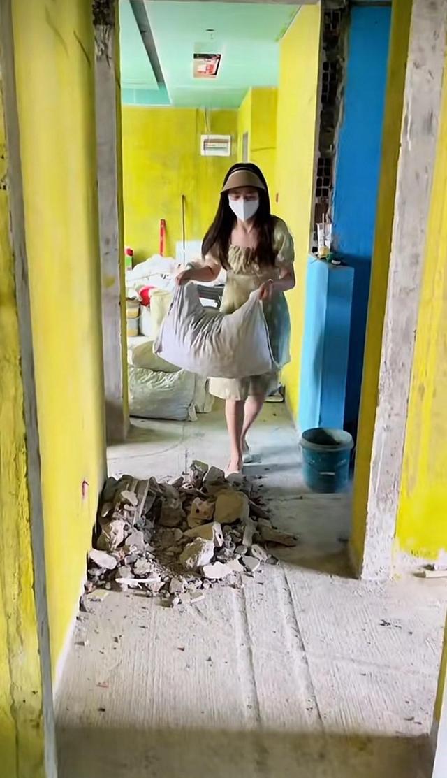 安徽贴砖师傅老婆打扮洋气,业主感到自卑,网友:人家10天赚1万